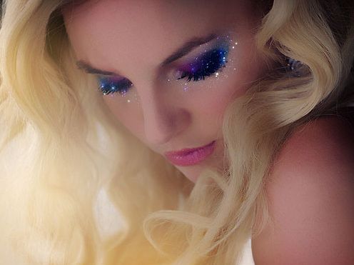 A maquiagem com glitter para o carnaval deixará seu look bem especial, mesmo você usando peças básicas (Foto: Divulgação) 