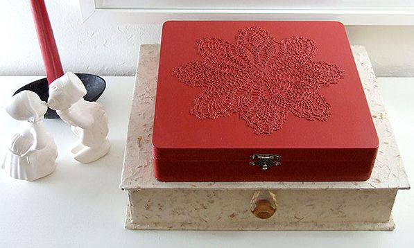 Esta ideia para decorar uma caixa com crochê é bem diferente e vai agradar a todos, podendo também ter o estilo e a cor que você quiser (Foto: craftynest.com) 