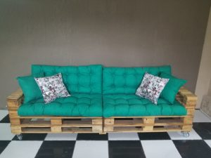 sofá de palete verde
