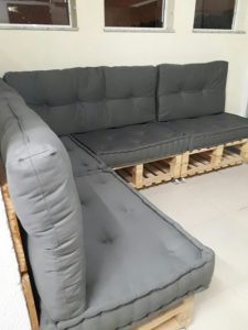 sofá de palete cinza