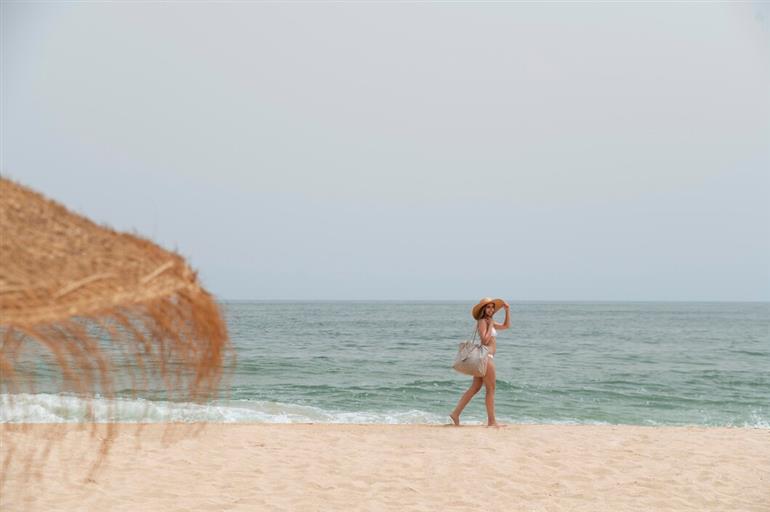 mulher andando na areia