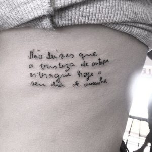 Dicas de Frases para Tatuagens Femininas na Costela