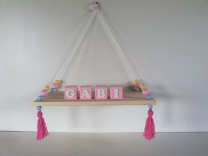 prateleira para quarto de bebe pendurada