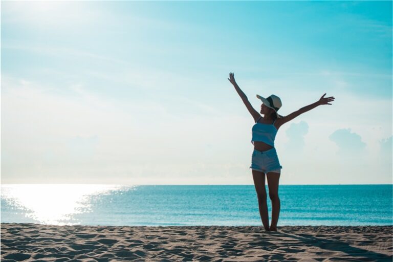 Fotos na praia sozinha: ideias de poses e legendas criativas